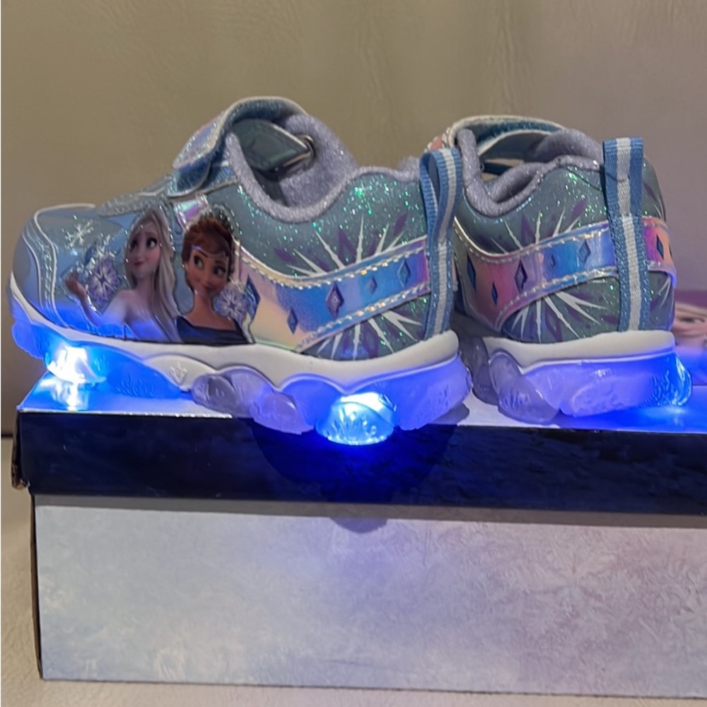 Disney's Frozen 2 Anna and Elsa Toddler light up shoes Sz 7 - Picture 4 of 6